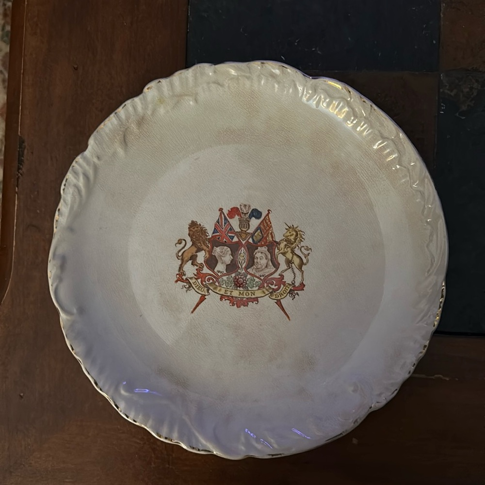 Rare 1897 Queen Victoria Diamond Jubilee Crested Portrait 9 Inch Plate 1837-1897